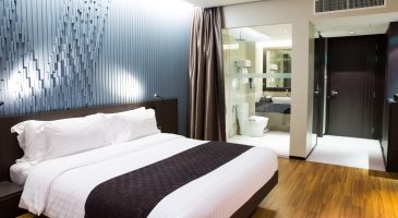 Agrandir une maison à la réunion en ajoutant une chambre avec design type hôtellerie. La chambre et équipé d'une salle de bain avec douche à l'italienne et wc