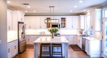 Agrandissement d'une maison à la réunion avec l'extension d'une cuisine avec ilot central et porte donnant sur l'extérieur