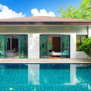 Construire une maison individuelle avec séjour et chambre donnant sur une piscine en béton. Projet disponible à étang-salé