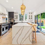 Installation d'une cuisine classique avec mobilier haut de gamme et ilot central en marbre à la réunion