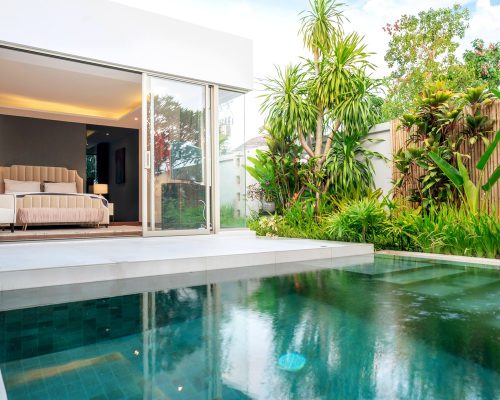 Construction d'une piscine en béton avec accès direct sur la chambre de la maison. Projet disponible à Saint-Pierre