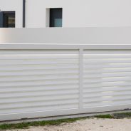 Installation d'un portail coulissant sur un projet de maison neuve. Projet disponible à Saint-André