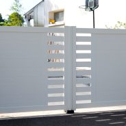 Installation d'un portail en aluminium télécommandable à distance. Projet disponible à Etang-Salé