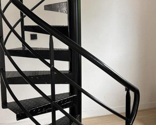 Fabrication d'un escalier métal et bois à l'île de la réunion conception design .