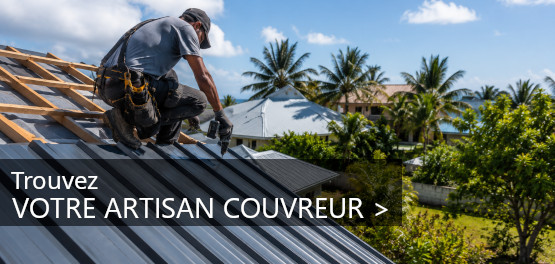 choisir-son-artisan-couvreur-a-la-reunion Couvreur installant une toiture en tôle sur une maison à La Réunion