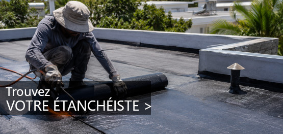 Professionnel réalisant l'étanchéité d'une toiture-terrasse à La Réunion