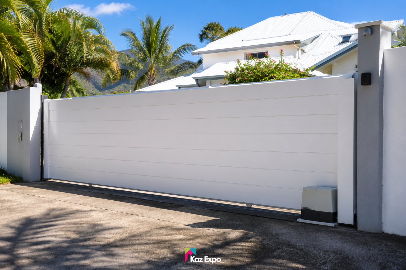 Motorisation installée sur un portail coulissant PVC à La Réunion