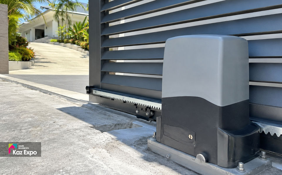 Motorisation installée sur un portail coulissant aluminium à La Réunion