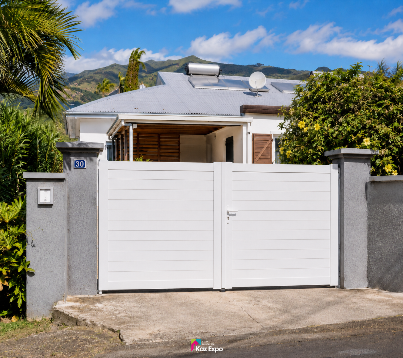 Portail battant en PVC installé devant une maison à La Réunion