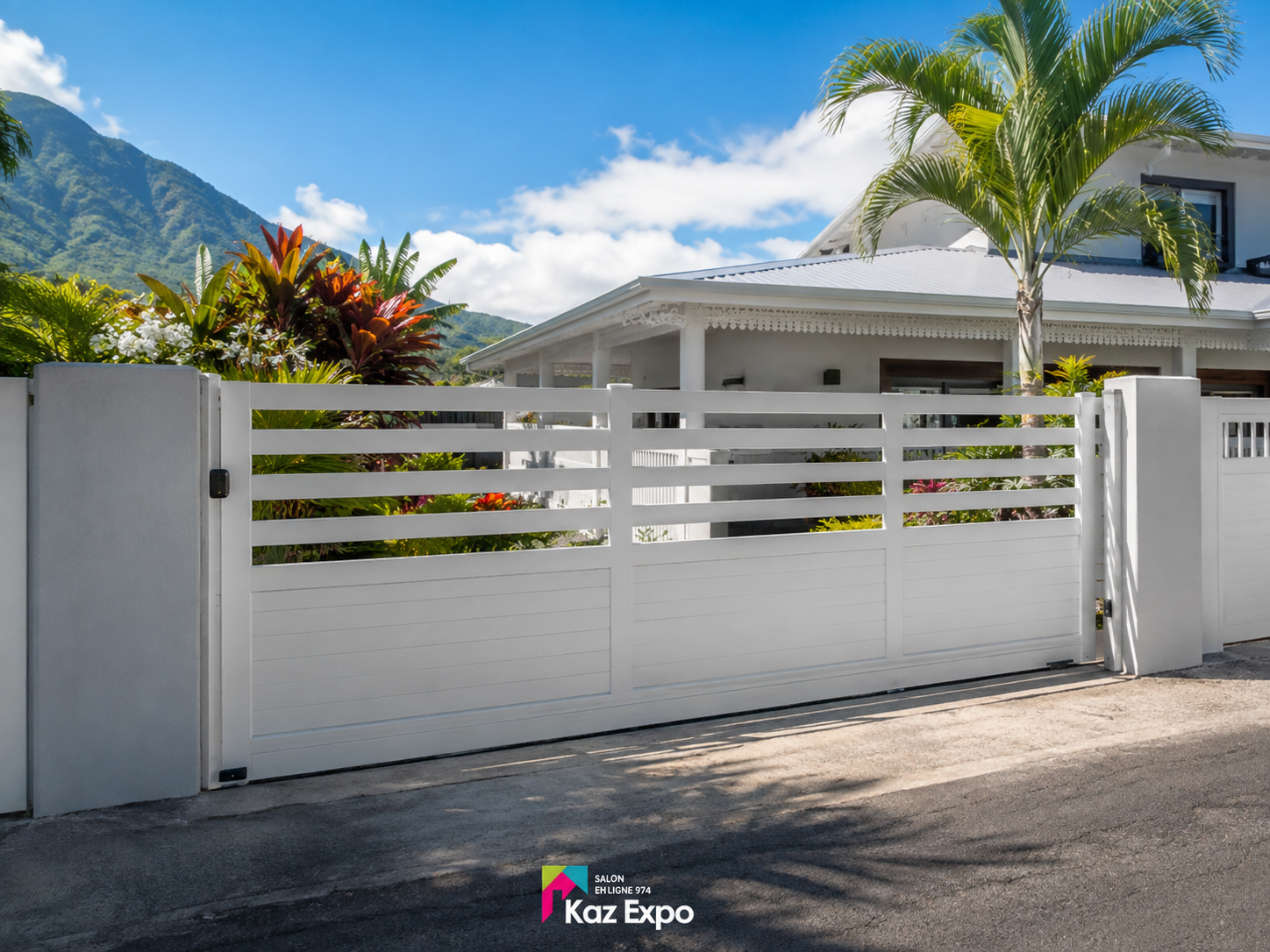 Portail coulissant PVC ajouré installé devant une maison à La Réunion