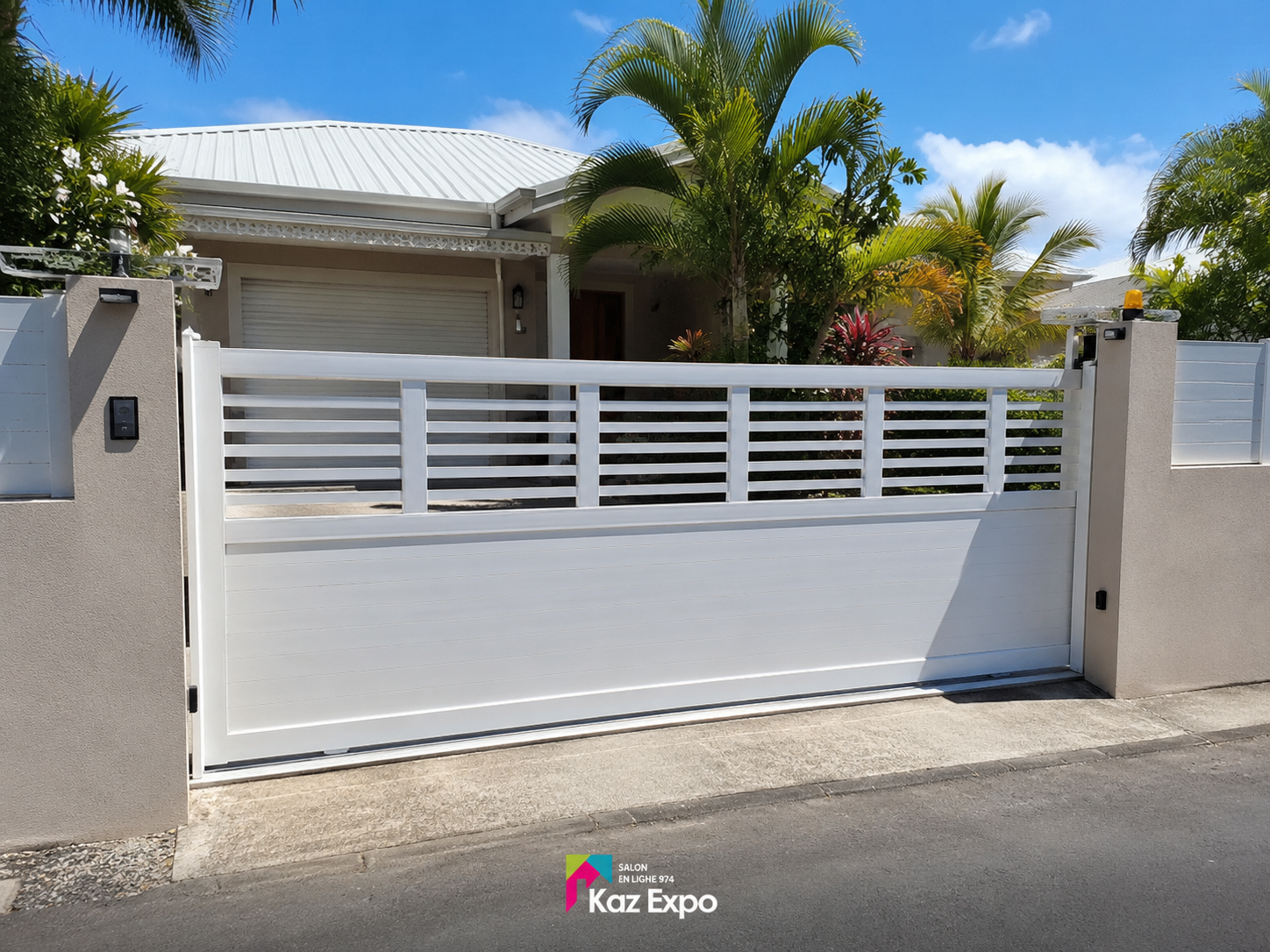Portail coulissant PVC semi-ajouré devant une maison à La Réunion