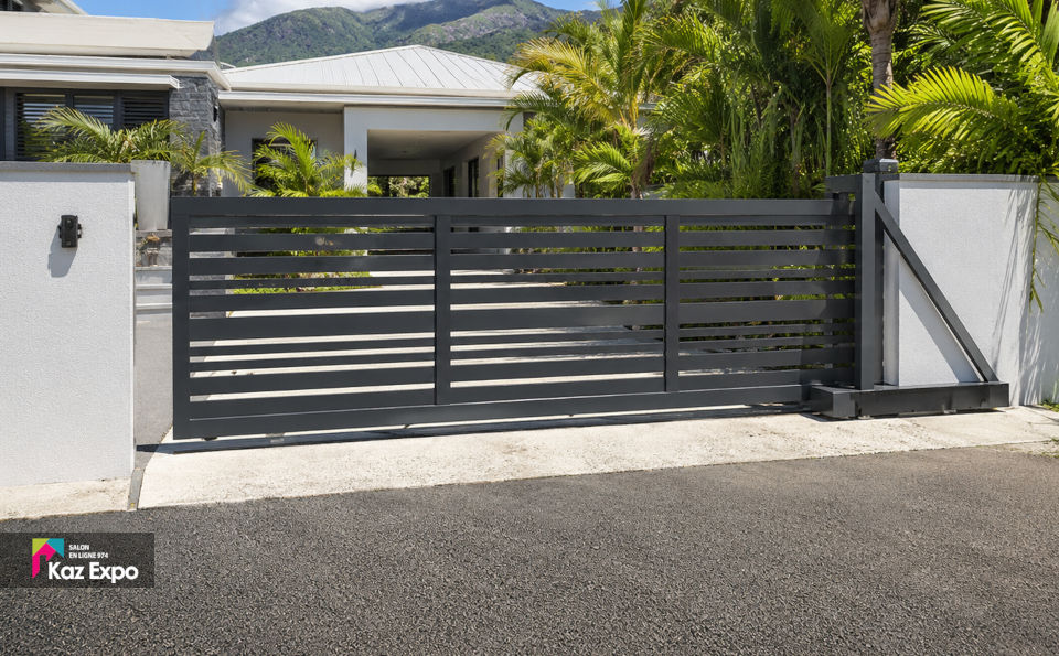 Portail coulissant aluminium autoportant devant une maison à La Réunion