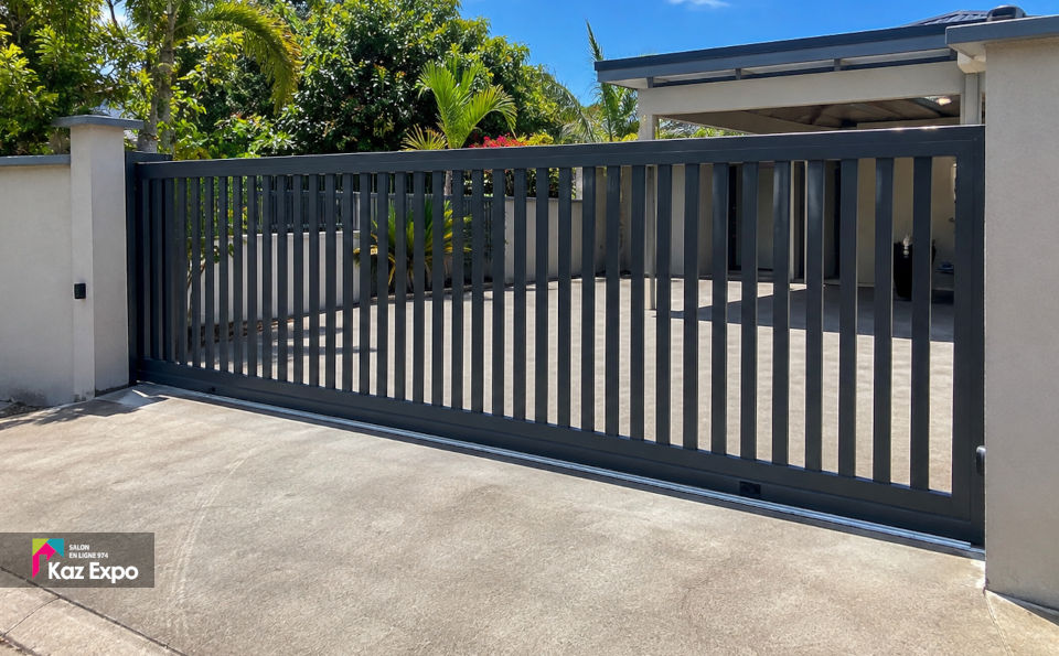 Portail coulissant aluminium de grande largeur à La Réunion