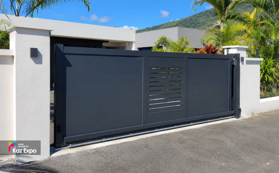 Portail coulissant aluminium sur rail installé à La Réunion