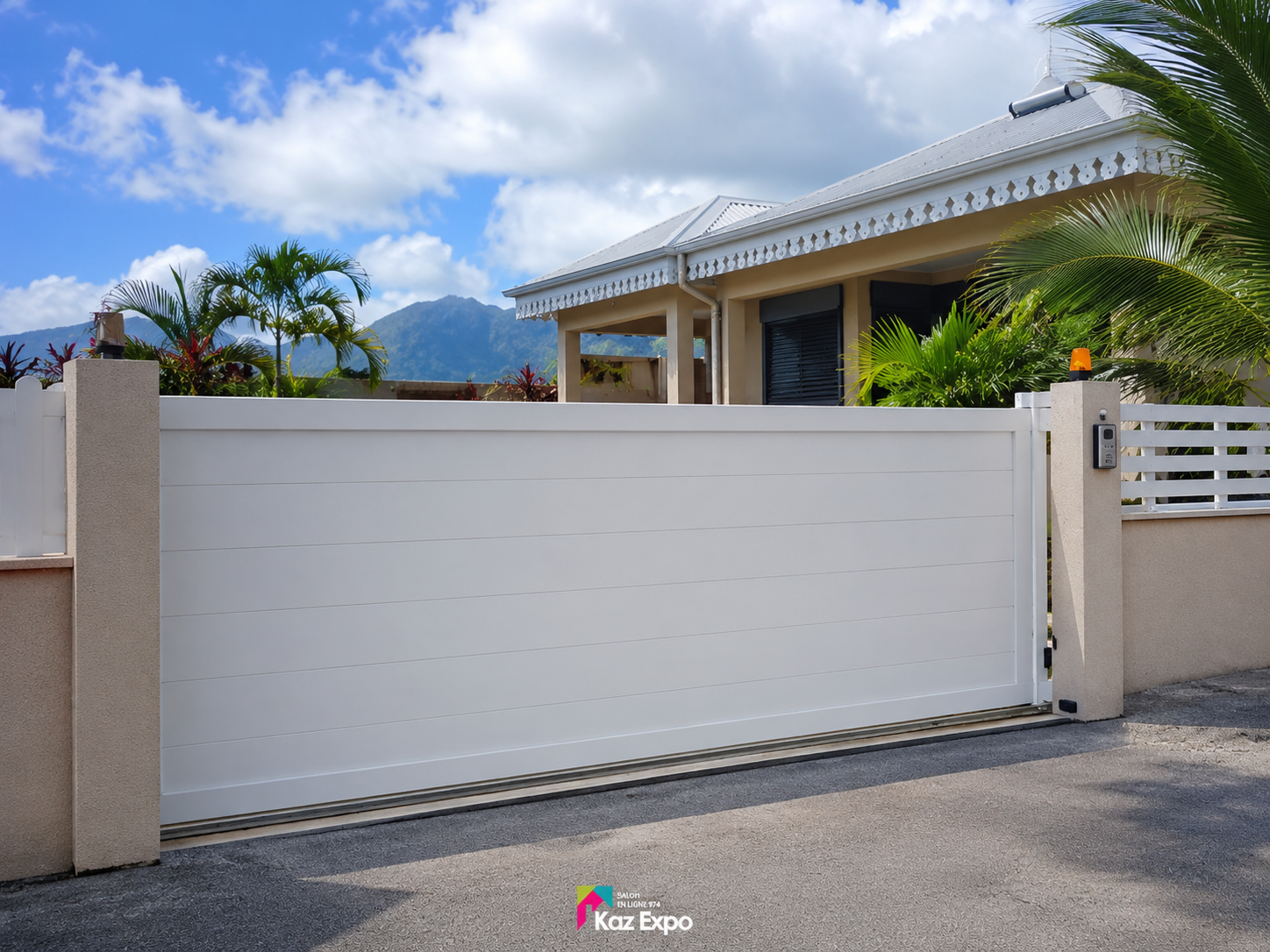 Portail coulissant en PVC installé devant une maison à La Réunion