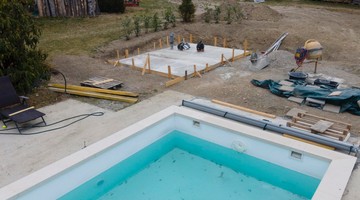 Aménagement extérieur à La Réunion : piscine, terrasse, pergola, portail, clôture et jardin