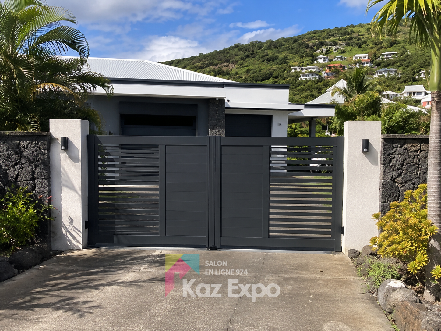 Portail battant aluminium semi-ajouré pour une maison à La Réunion