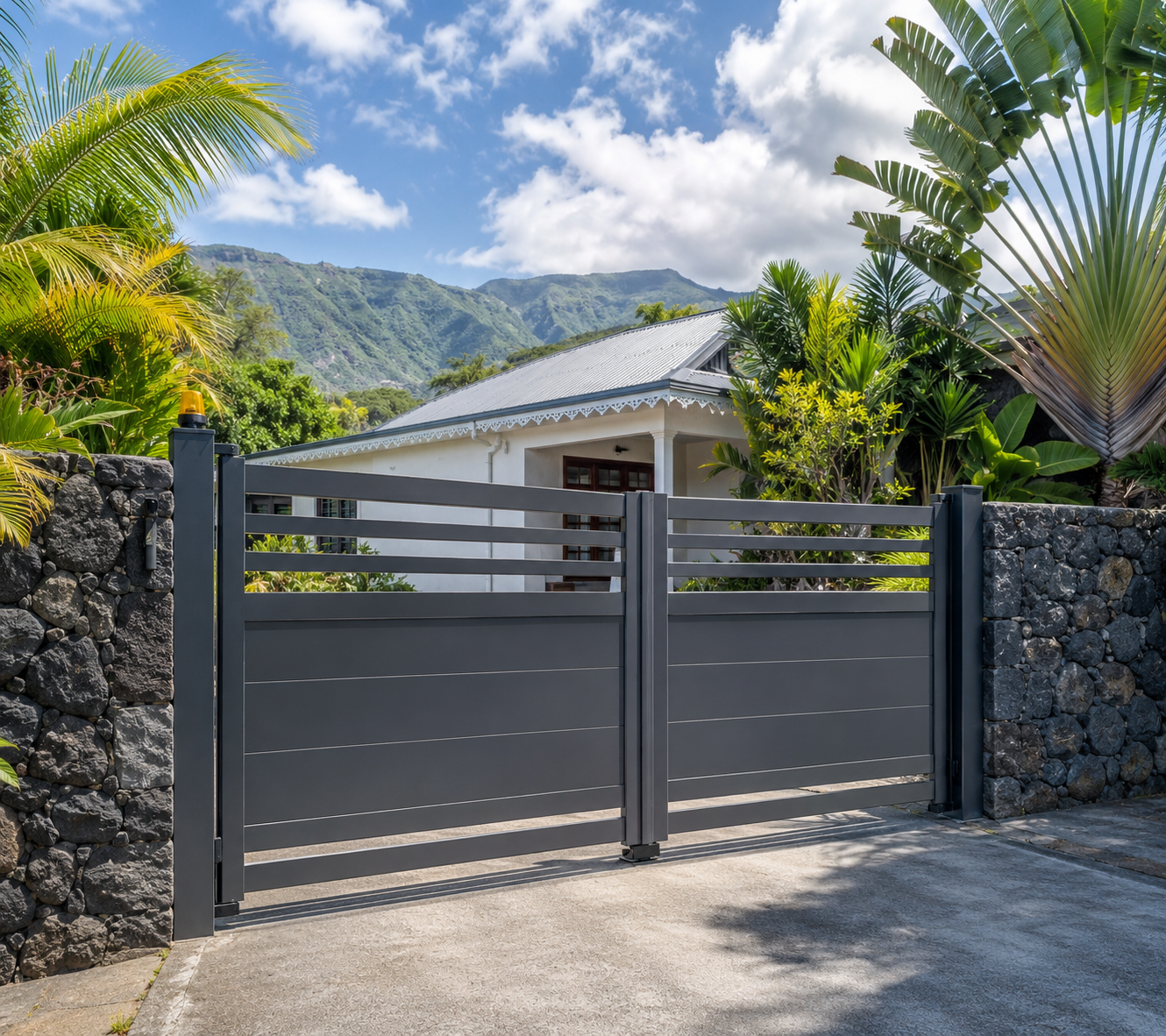 Portail battant en aluminium installé devant une maison à La Réunion